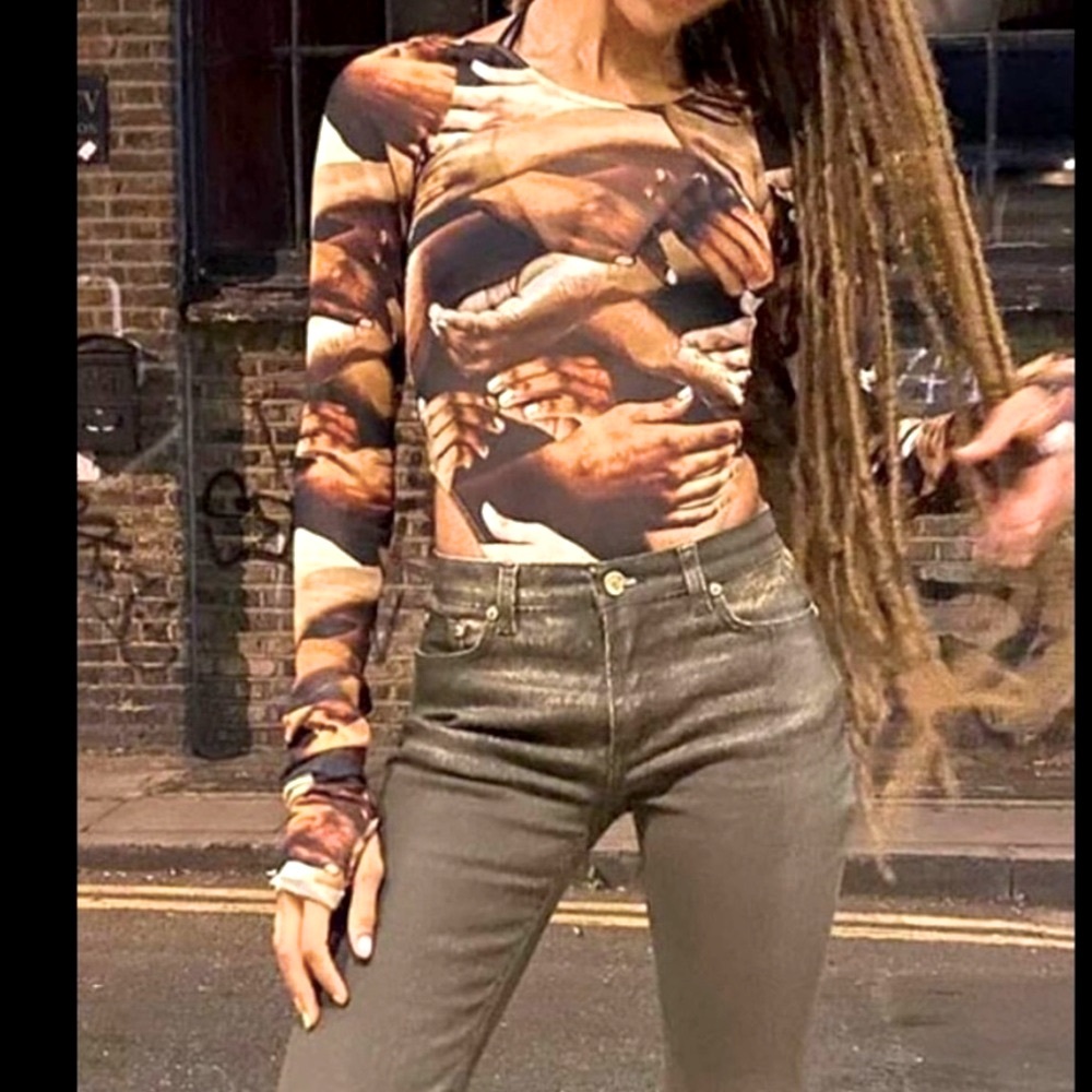 HANDS ✋🏿🤟🤟🏻🤟🏼🤟🏽🤟🏾🤟🏿🤟🏻IN All Shades W/ Peekaboo thumbs Bodysuit/Long Sleeve Shirt